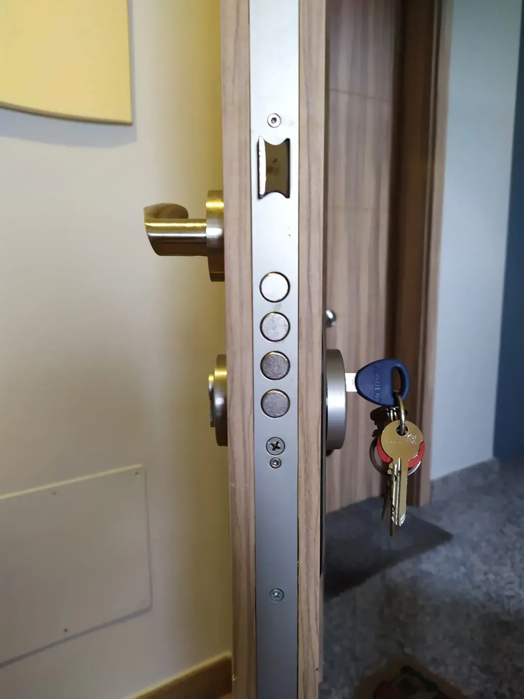 Técnico trabajando sobre la cerradura de una puerta de vivienda en A Coruña