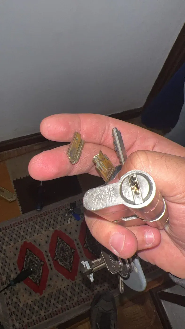 Bombín de alta seguridad certificado, con tarjeta de propiedad, antes de instalarlo