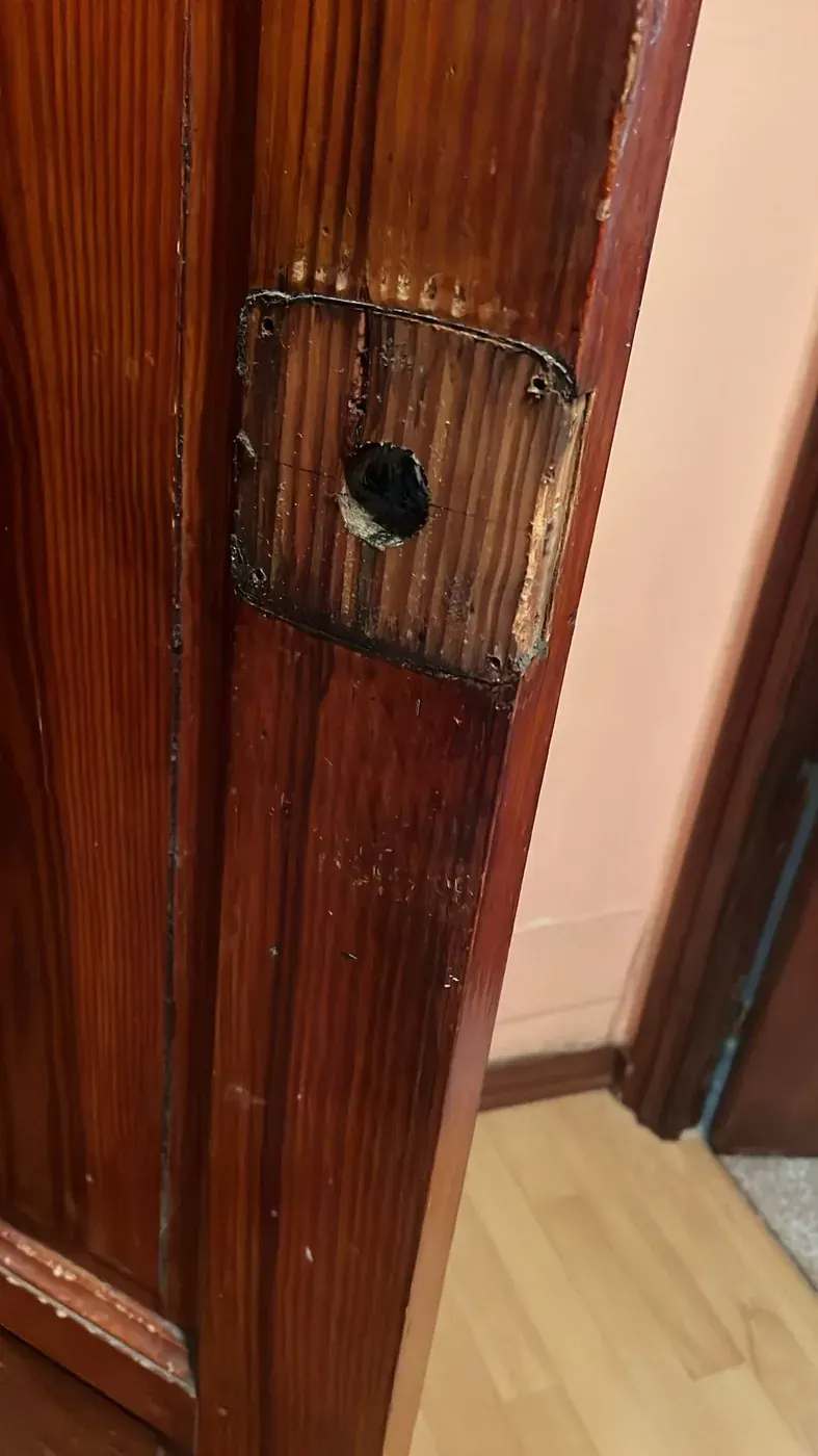 Cajeado de una puerta antigua para alojar la cerradura nueva