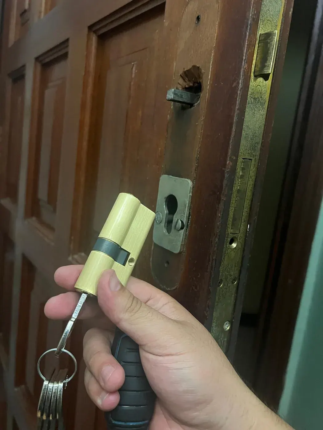 Cambio de bombín en una puerta de madera de una vivienda coruñesa