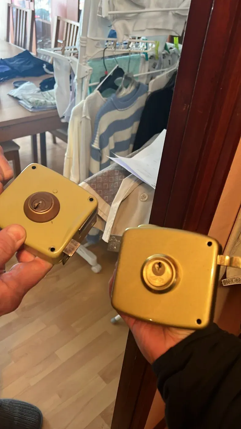 Comparativa de la cerradura de sobreponer antes y después de sustituirla