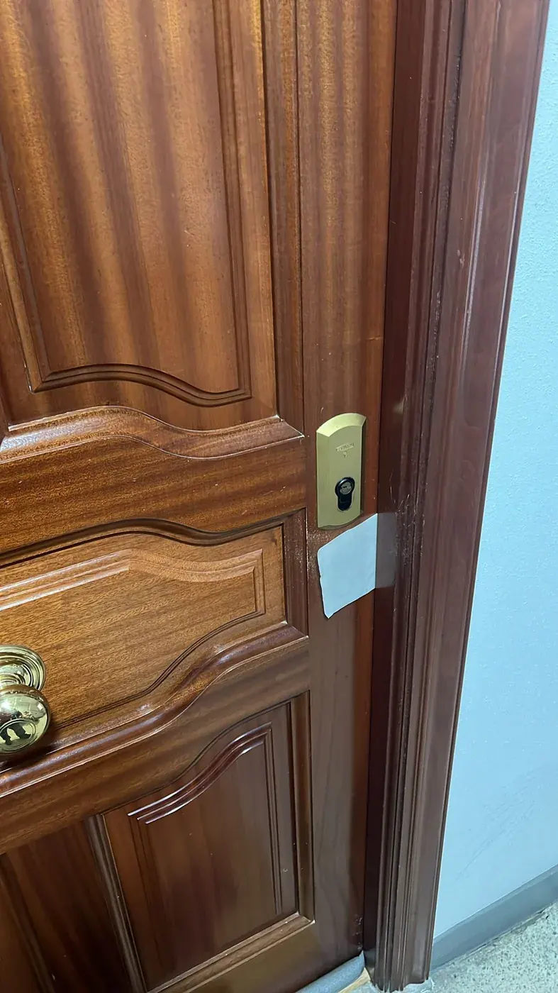 Cerradura de sobreponer nueva instalada y alineada en la puerta