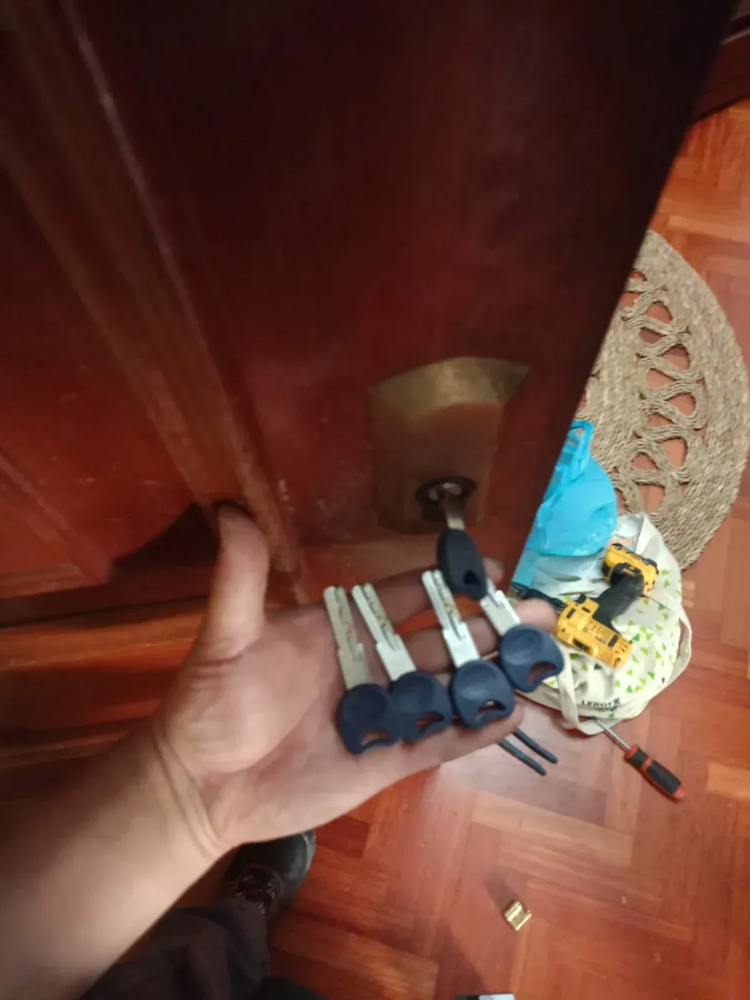 Juego de llaves nuevas de seguridad entregado al cliente tras el cambio de bombín
