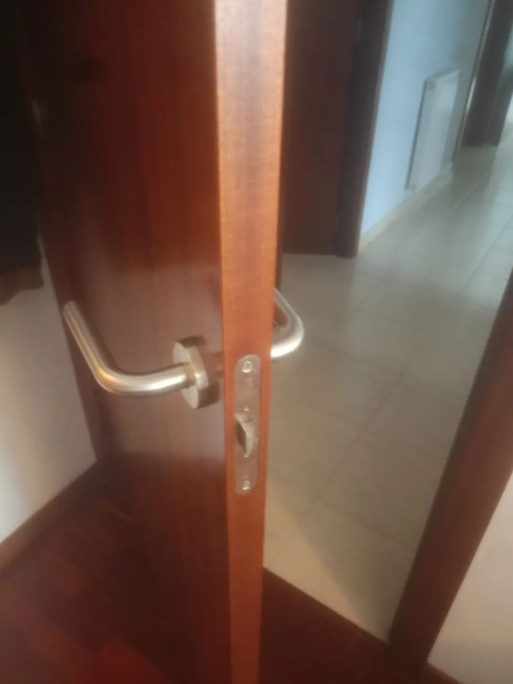 Manilla cromada y bocallave de una puerta de paso interior