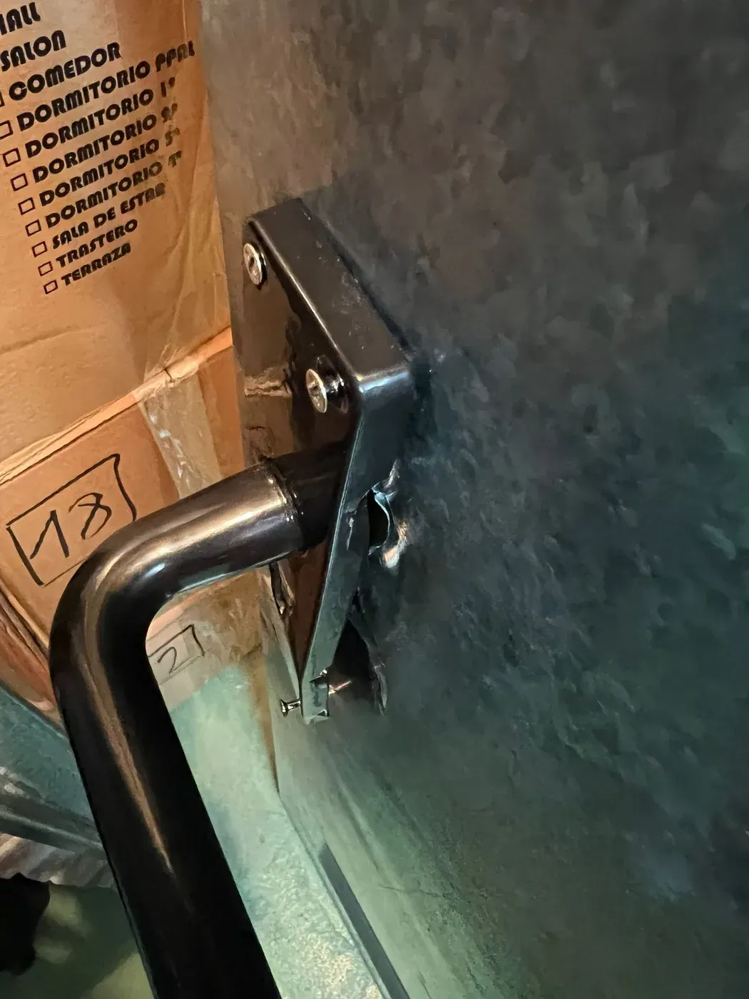 Refuerzo de cerradero soldado en una puerta metálica para dificultar el palanqueo