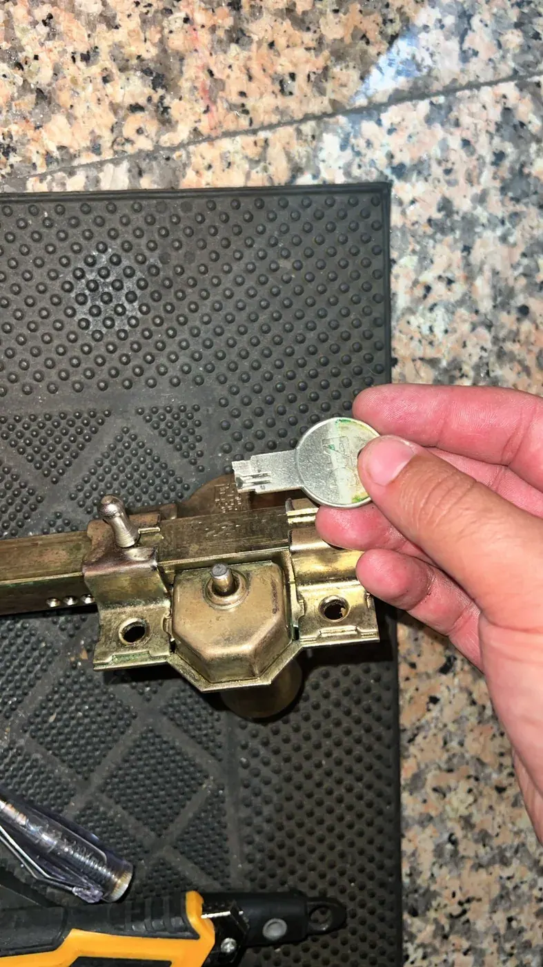 Reparación del mecanismo interior de una cerradura de sobreponer
