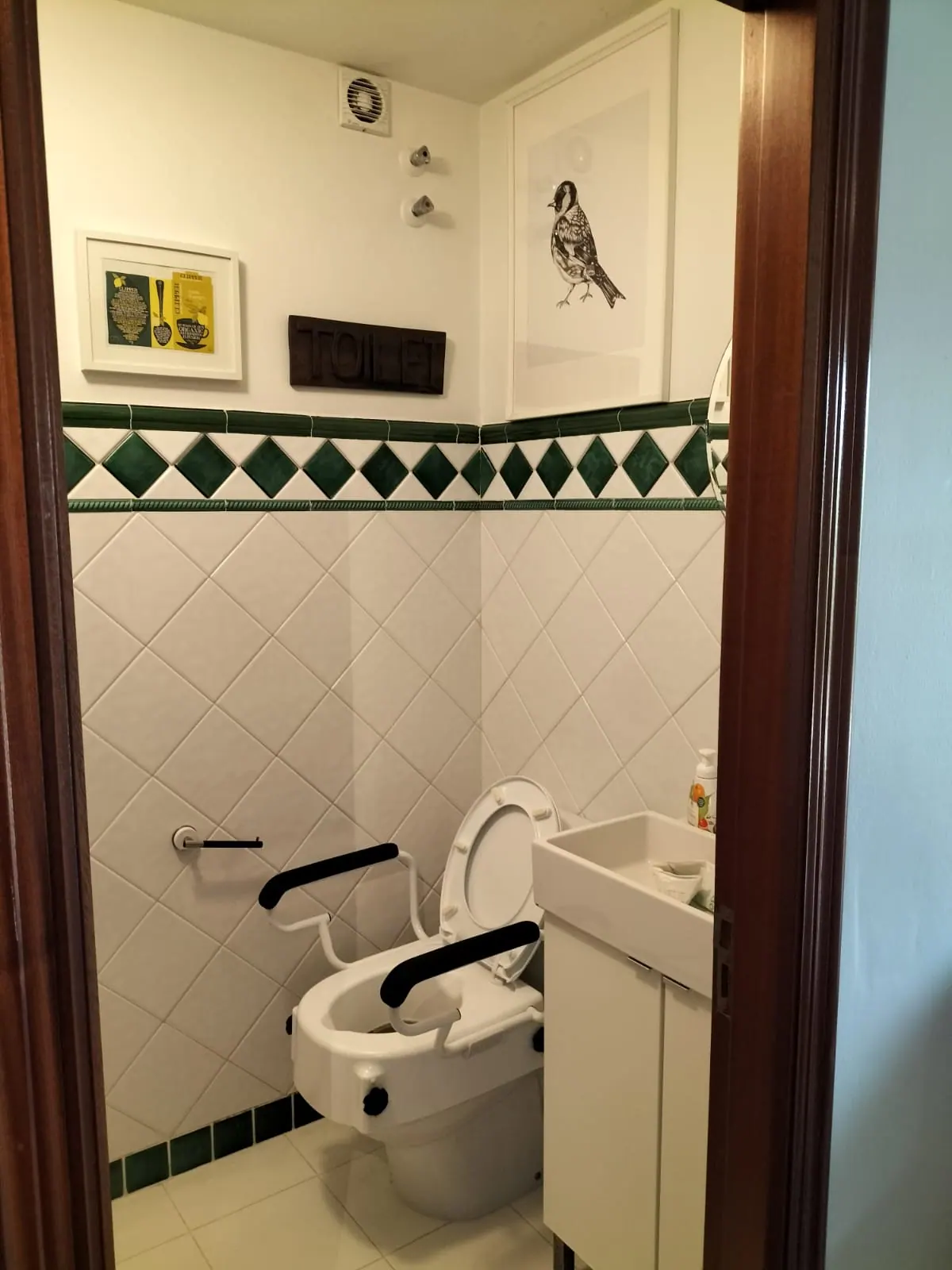 Aseo terminado con sanitarios y grifería nuevos en A Coruña