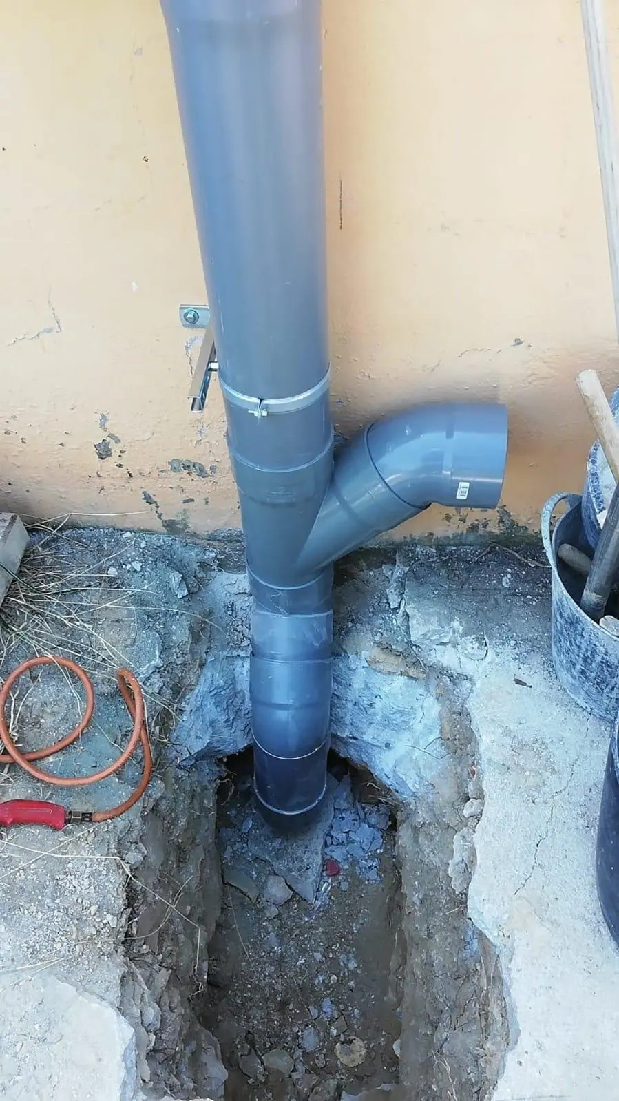 Bajante de PVC nueva instalada y sellada en una vivienda de A Coruña