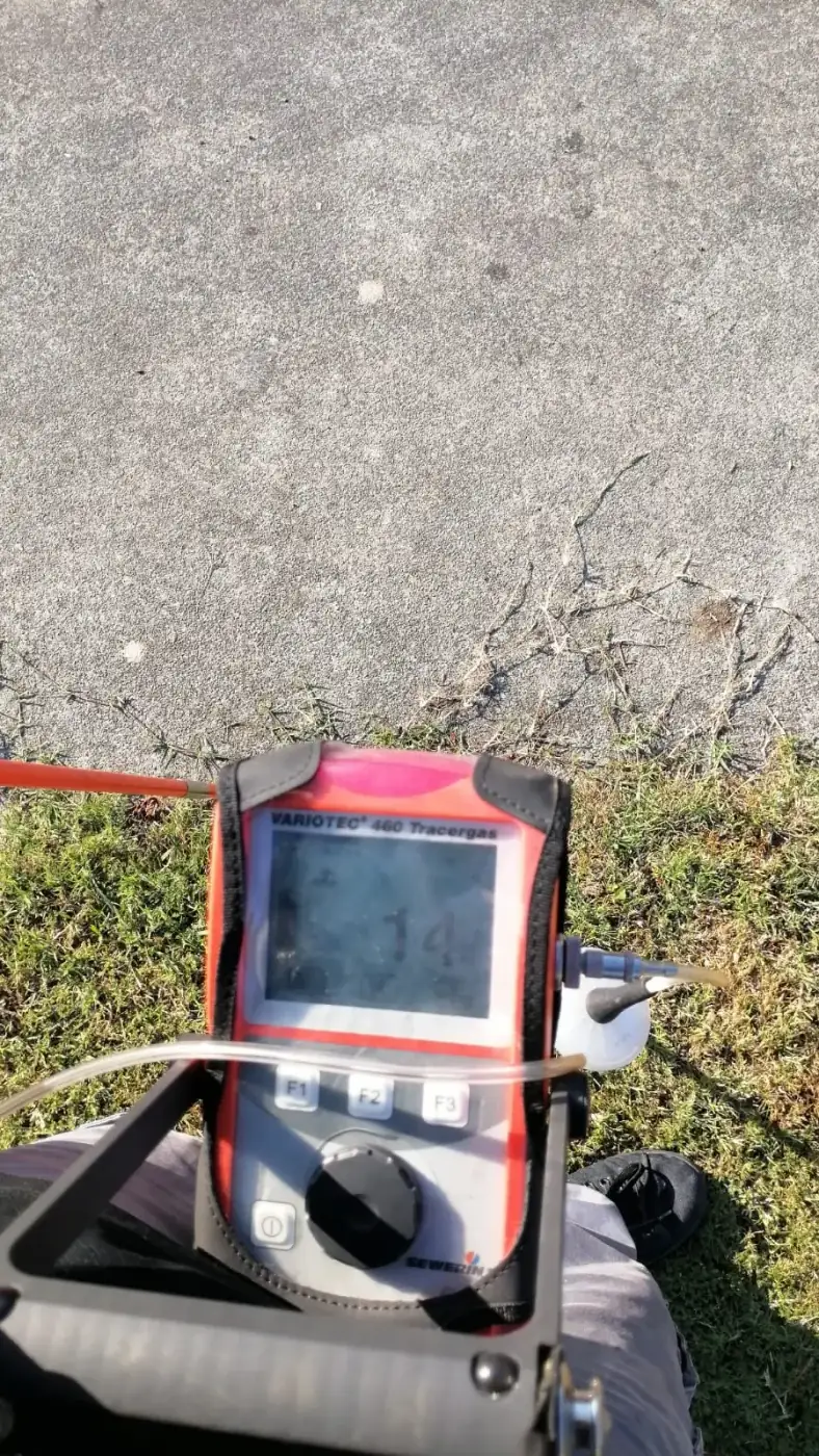 Detector de gas trazador Variotec 460 sobre la acera durante una localización de fuga enterrada en A Coruña