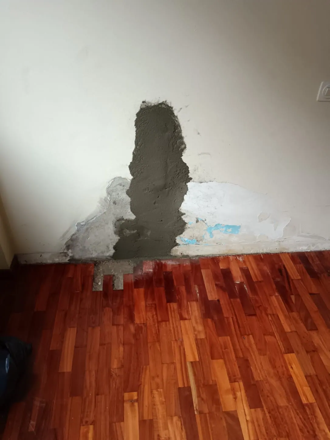 Pared reparada y pintada después de sanear la humedad provocada por una fuga