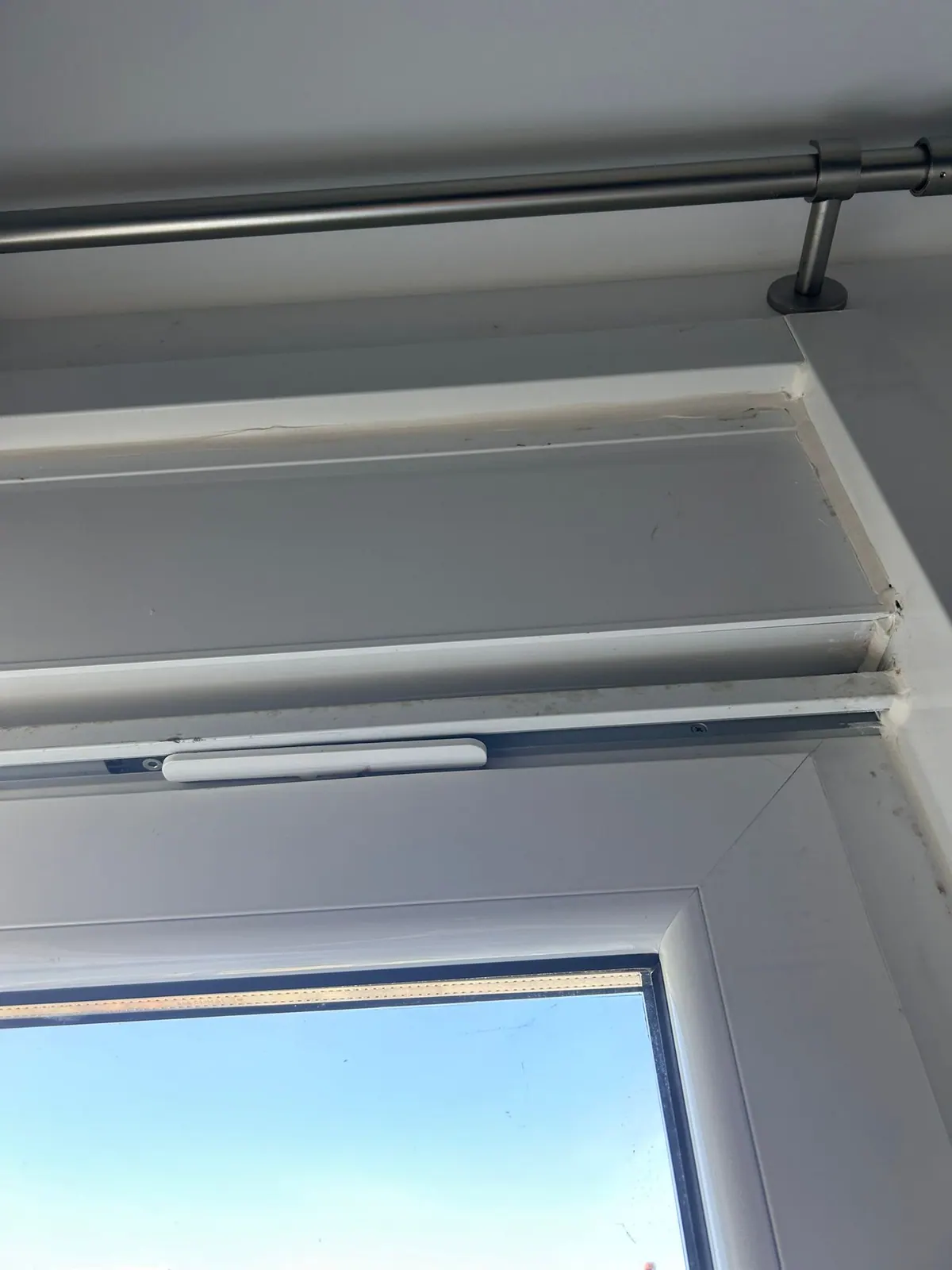 Cajón compacto interior de persiana sobre una ventana de PVC blanca en vivienda