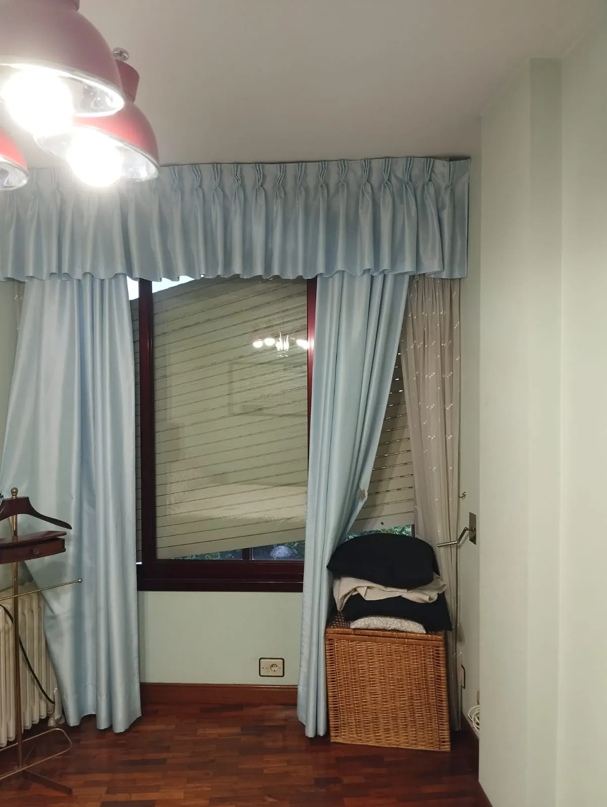 Habitación de una vivienda coruñesa con la persiana bajada y las cortinas descorridas