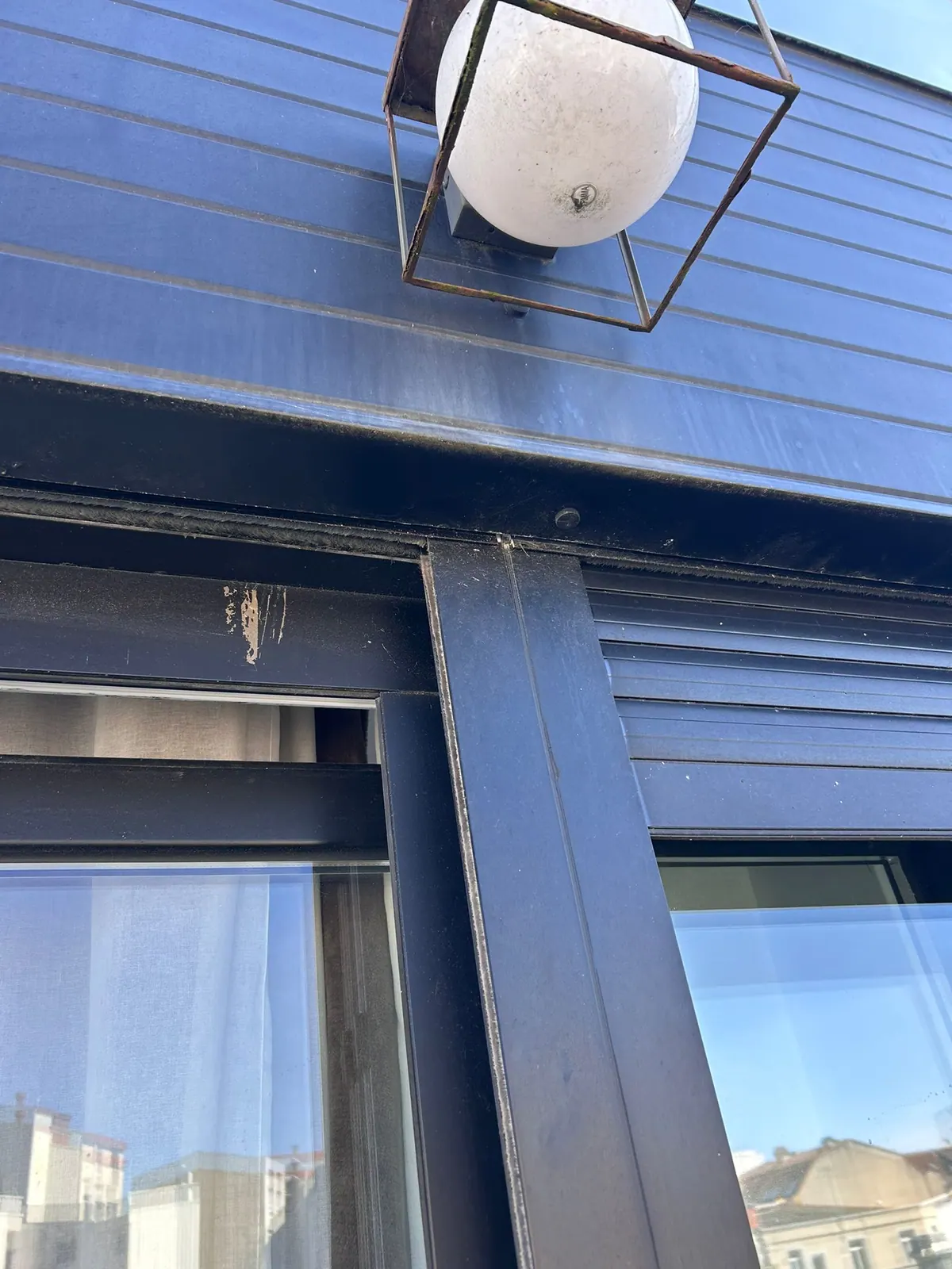 Persiana reparada y subida en el salón de una vivienda de A Coruña
