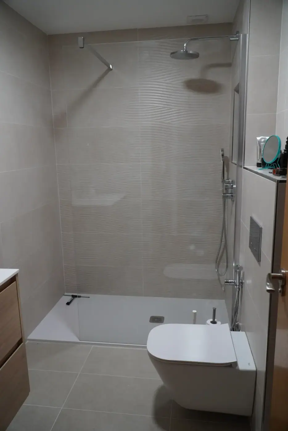 Bañera sustituida por plato de ducha con mampara corredera y grifería empotrada