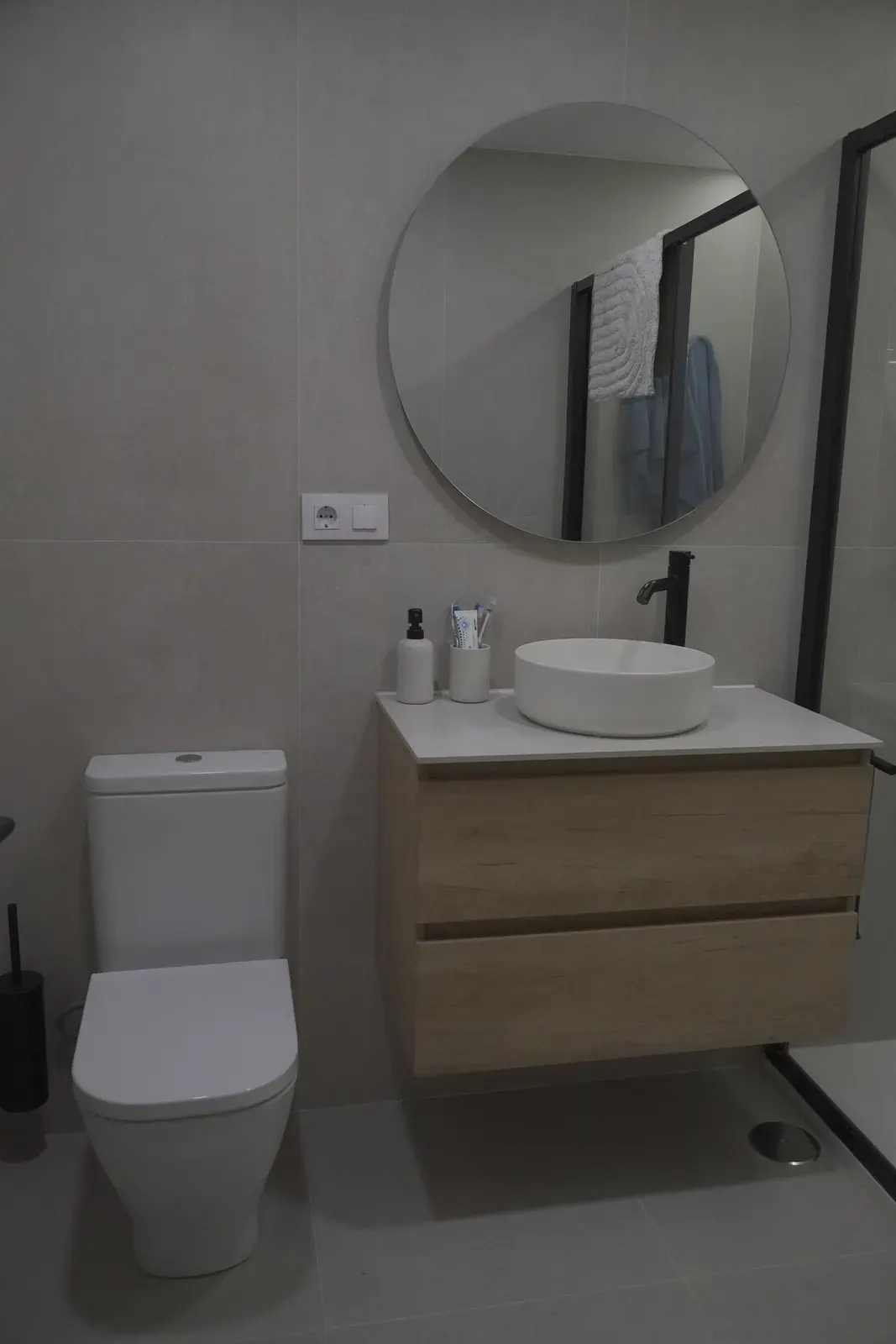 Baño completo reformado con ducha y mueble a medida