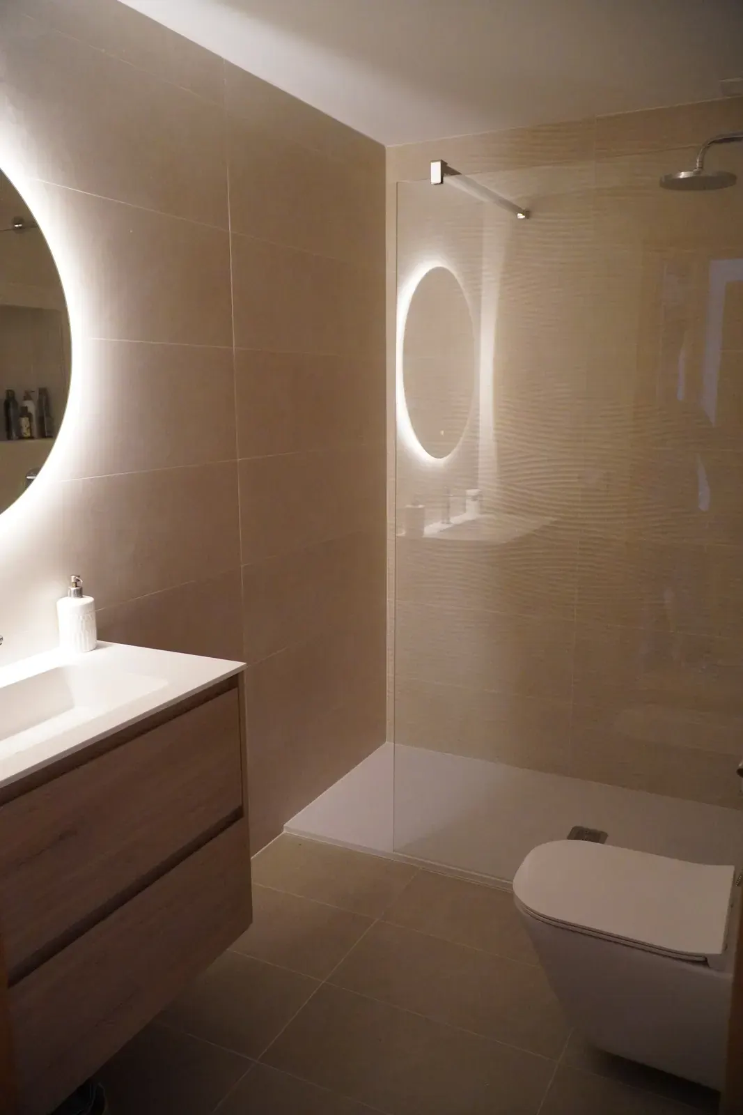 Baño con doble espejo retroiluminado y tonos beige