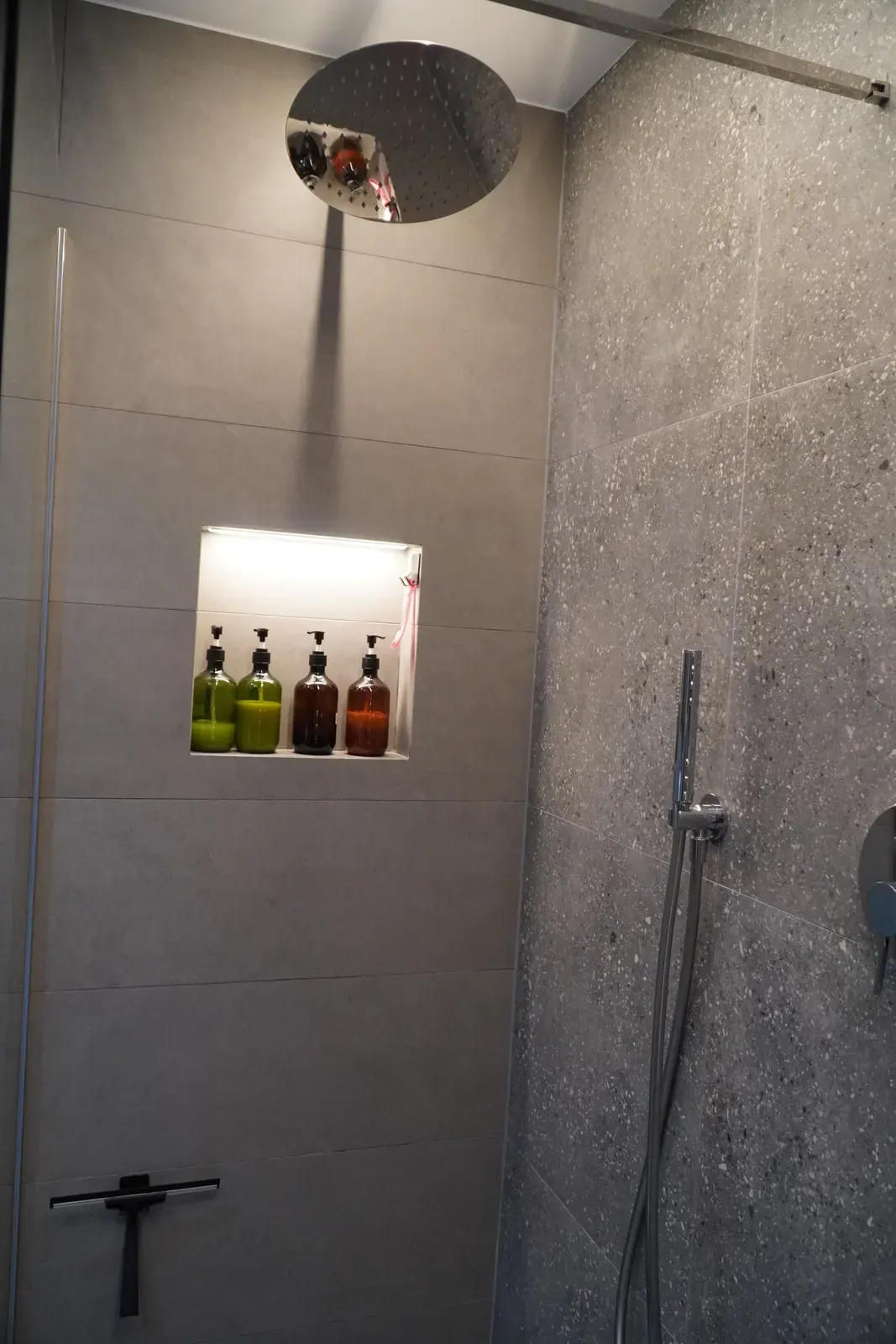 Detalle de iluminación y aplique en baño reformado