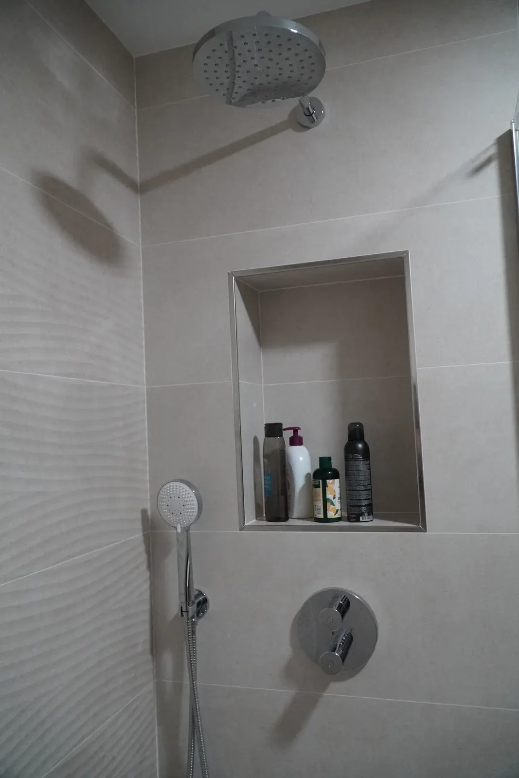 Ducha con rociador y hornacina en baño de obra nueva