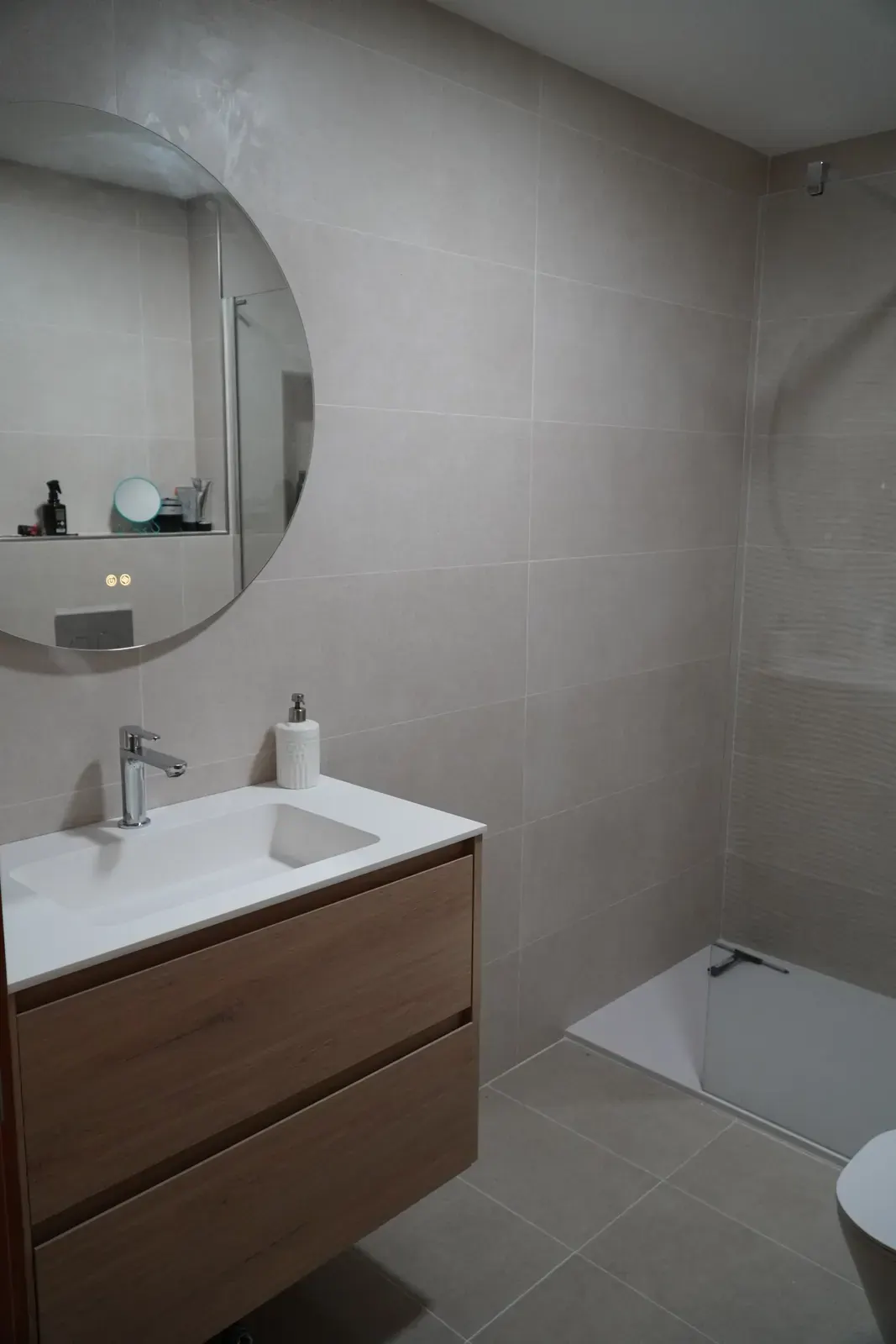 Mueble de baño suspendido de madera con espejo redondo
