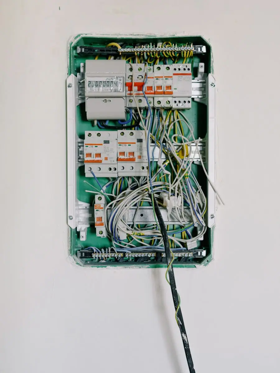 Cuadro eléctrico de vivienda abierto, con el diferencial, los automáticos y el cableado a la vista
